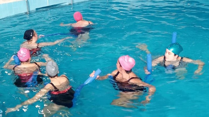 🏥🤰🏻Las embarazadas de los centros de salud de #Langreo tienen sesión de #matronatación los jueves con Emma #Area8
🥼Su matrona les ayuda a ejercitarse en el agua para estar más preparadas en el parto
#AtenciónPrimaria #CuidaDeTi 
📍Sanatorio Adaro