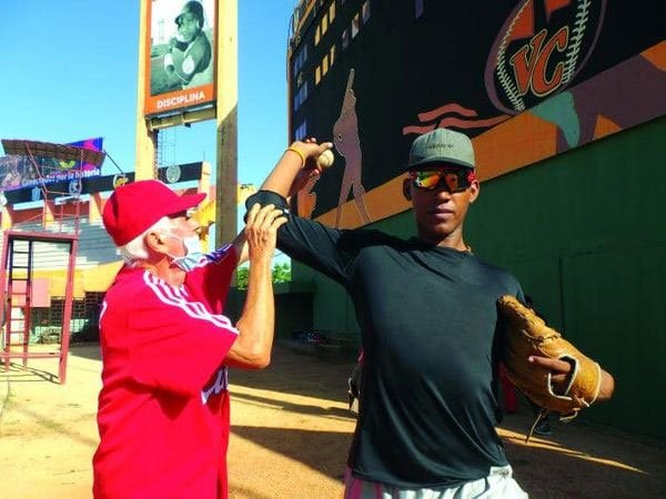 La muerte hoy aquí del entrenador de pitcheo de los equipos Cuba de Béisbol, Pedro Pérez, llenó de consternación a peloteros, entrenadores y aficionados en esta provincia central de Cuba.
#LatirAvileño <a href="/Conavil_ECM/">CONAVIL - Empresa de Construcción y Montaje</a>