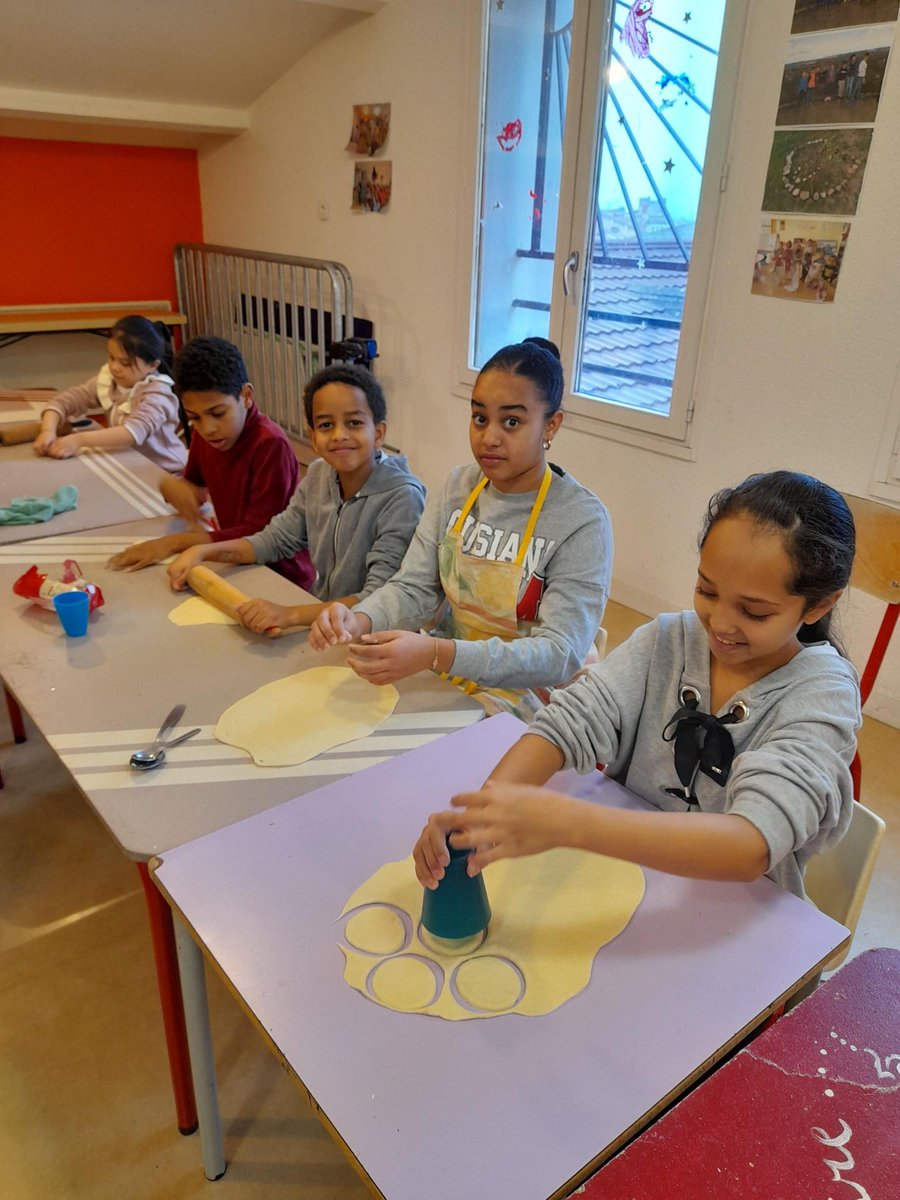 LeoBrioude's tweet photo. Le 3 /12/22, l'atelier parents enfants s’est ouvert aux familles récemment installées en France. La recette du jour : mini-pizzas. En collaboration avec La LOCO, les familles ont participé au repas partagé du déjeuner  en apportant chacune une spécialité culinaire de leur pays. https://t.co/fUNL2bRCPB