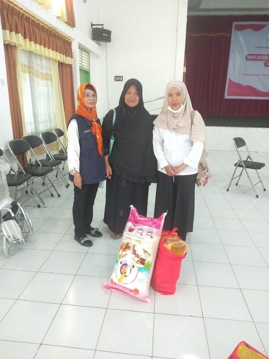 HasanOnie's tweet photo. Penyerahan Paket Sembako kepada PPKS atas nama Rohana di Sentra Budi Perkasa Jln Sosial KM 5 Palembang Sumatera Selatan
Semoga bermanfaat dan bermakna
Semoga Segeralah NKRI lebih maju Aman Damai dan Kondusif https://t.co/2lxfYE2SCU