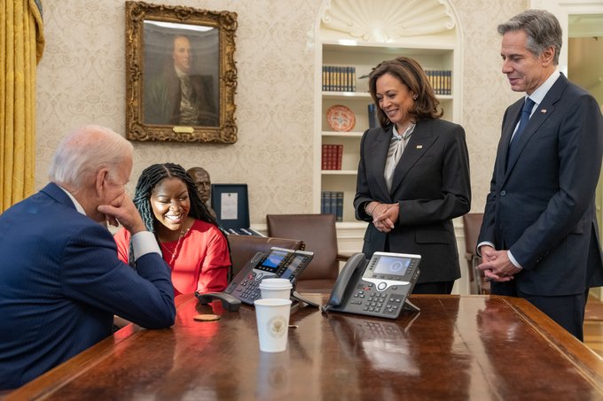 El presidente Biden habla con Griner por teléfono.