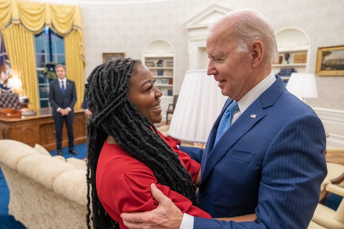 El presidente Biden y Cherelle Griner.
