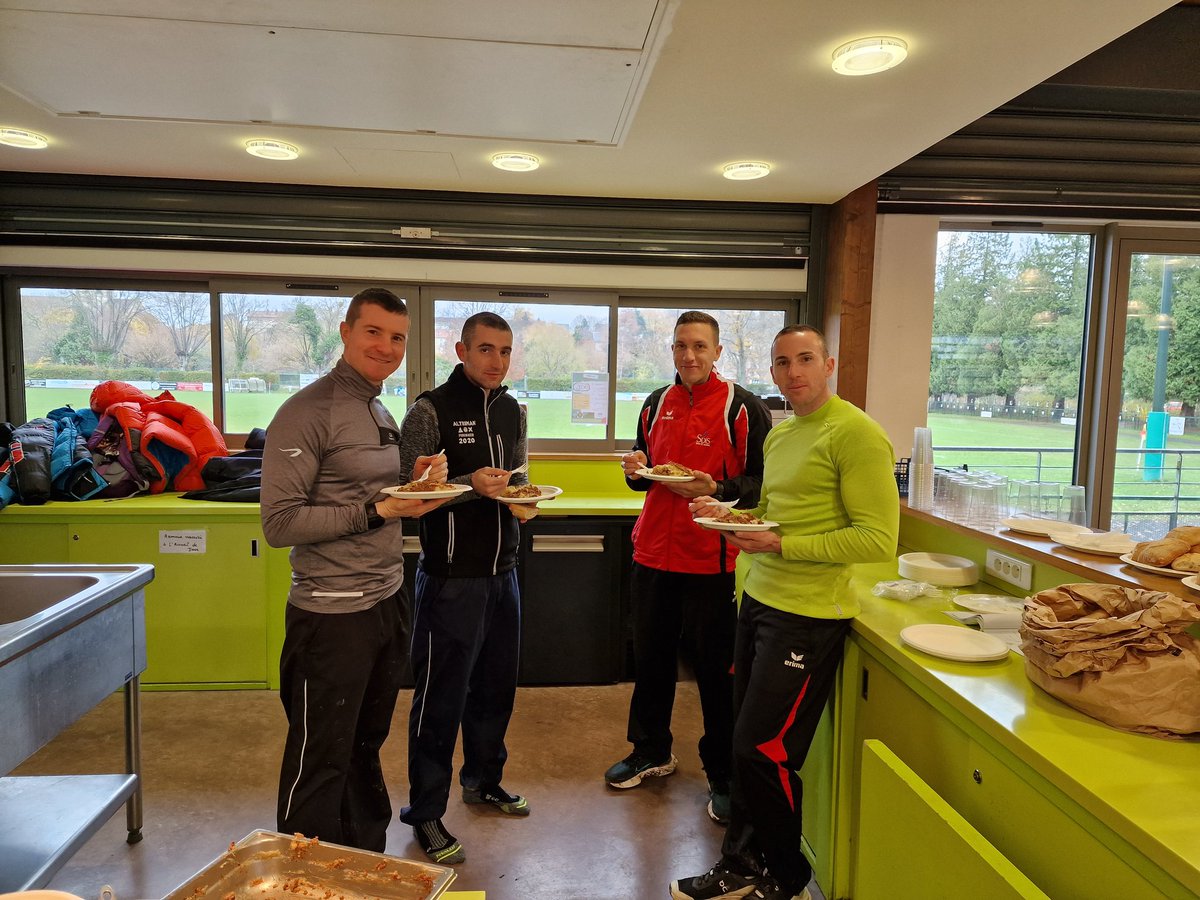 BrunoMaestracci's tweet photo. Sans oublier l'équipe des serveurs et surtout nos équipes de restauration de l'Etat-Major du #sdis77 de #Melun et #GurcyleChatel qui ont réalisé un excellent repas pour tous! https://t.co/1Cp9moLEQ1