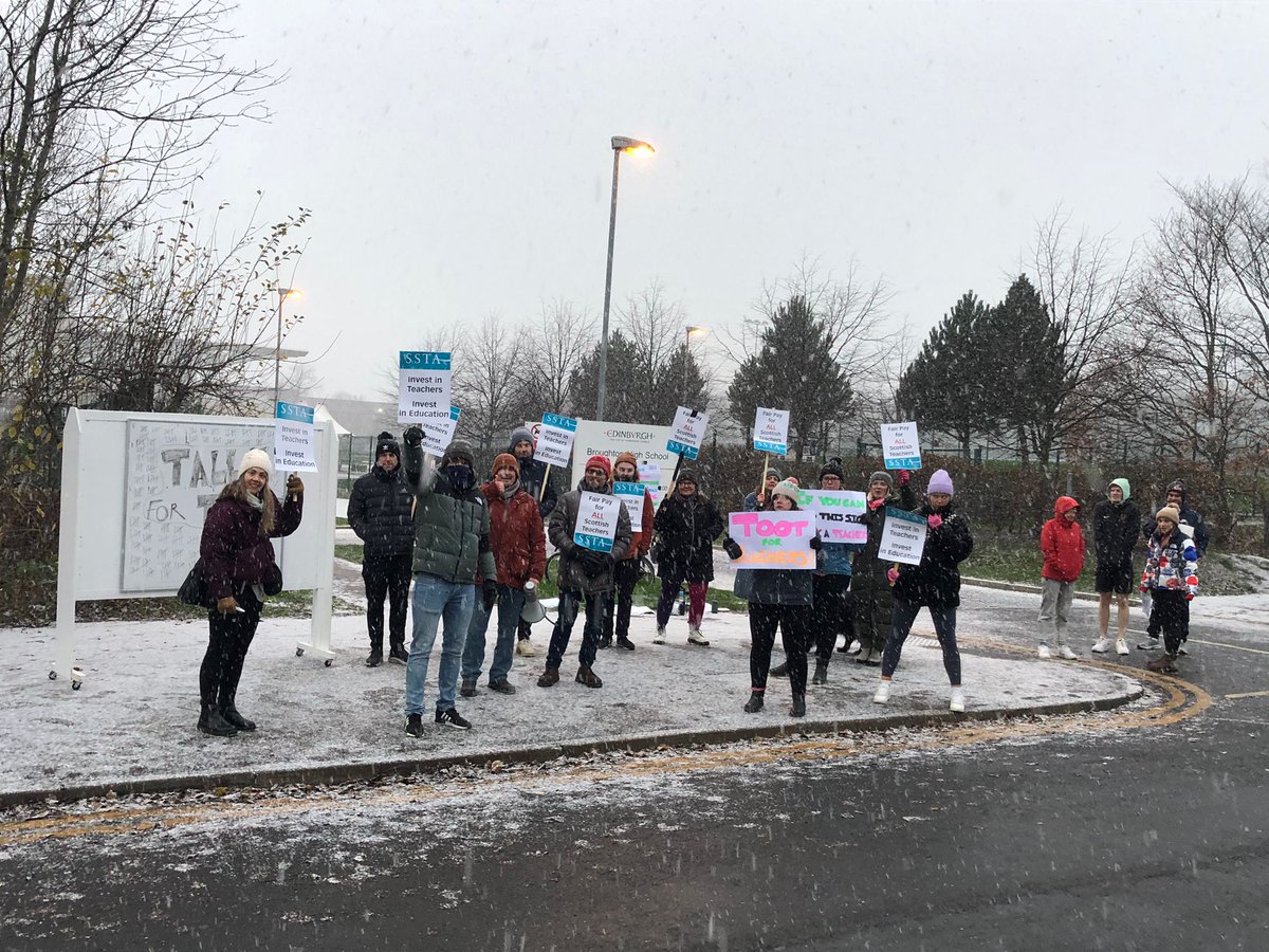 A chilly start to the second day of #sstastrike but secondary teachers are standing firm <a href="/S_A_Somerville/">Shirley-Anne Somerville</a> <a href="/COSLA/">COSLA</a>