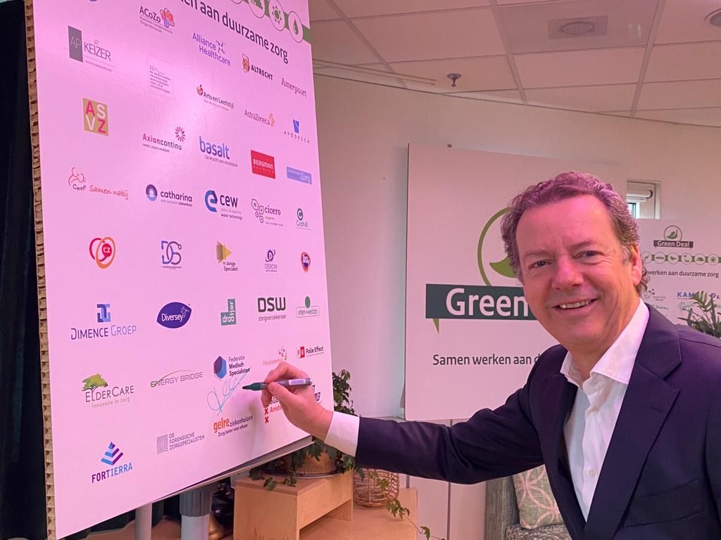 Federatievoorzitter Peter Paul van Benthem ondertekende de Green Deal 3.0 Samen werken aan Duurzame Zorg. De Federatie ondersteunt daarmee de beweging naar een meer #duurzamezorg. #duurzaamheid #greendeal demedischspecialist.nl/nieuwsoverzich…