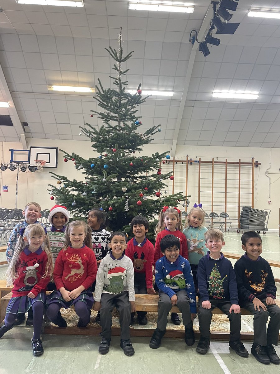 YH_EarlyYears's tweet photo. We are very proud of all of our Reception children for their wonderful Christmas singing performance! 🎄🎄The merry songs filled the hall and put smiles on all of the adults faces! #TheYorkHouseWay #Christmas2022 #festiveseason https://t.co/IJzg4kk7jJ