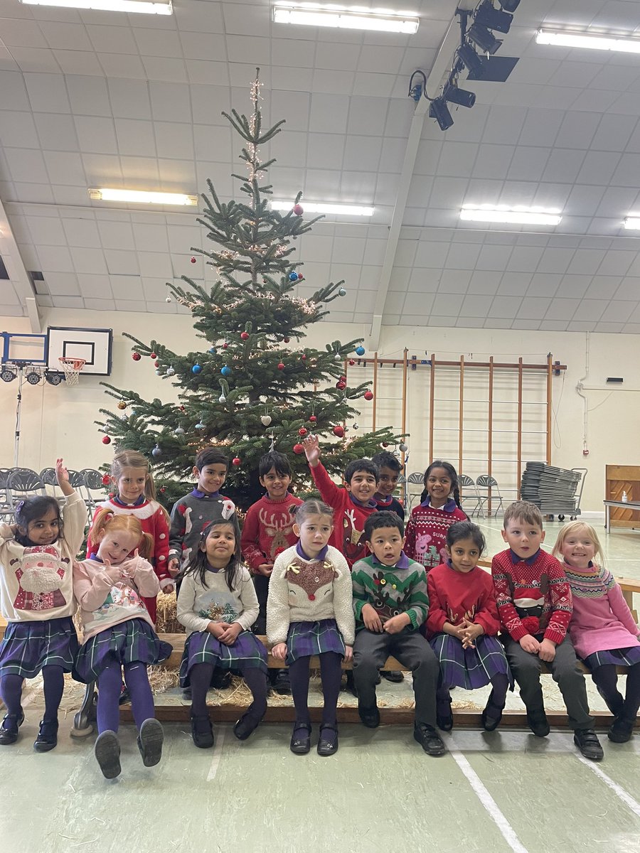 YH_EarlyYears's tweet photo. We are very proud of all of our Reception children for their wonderful Christmas singing performance! 🎄🎄The merry songs filled the hall and put smiles on all of the adults faces! #TheYorkHouseWay #Christmas2022 #festiveseason https://t.co/IJzg4kk7jJ