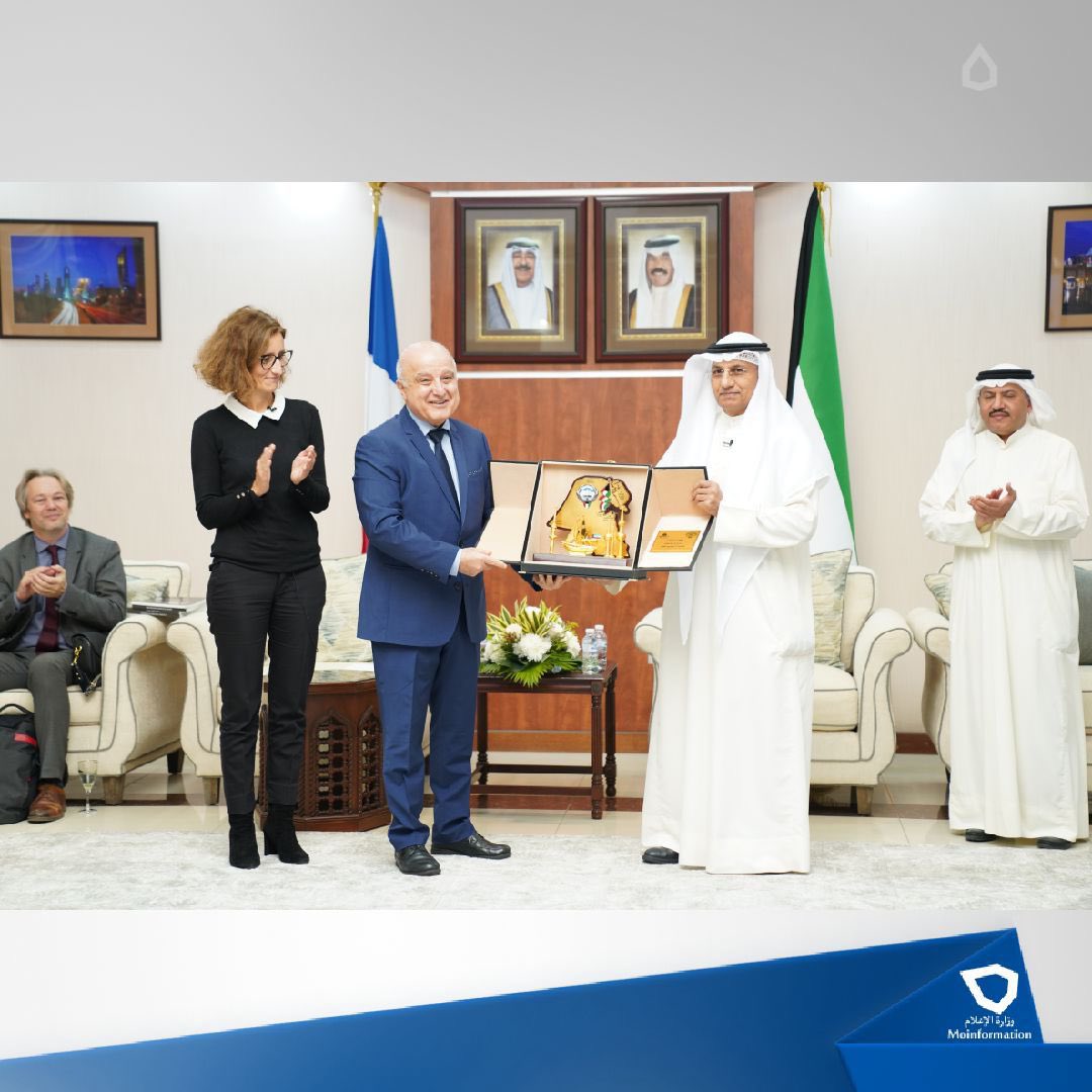 MOInformation's tweet photo. حفل تكريم متدربي وزارة الإعلام بالتعاون مع السفارة الفرنسية 
بحضور ممثل سعادة السفيرة الفرنسية لدى دولة الكويت فاني فونكيرن المستشار الأول وحضور وكيل قطاع الإعلام بالتكليف مازن الأنصاري ووكيل الإذاعة بالتكليف يوسف السريع

#الكويت
#وزارة_الإعلام_الكويت 
@FranceKoweit https://t.co/hzlzcNzUDz