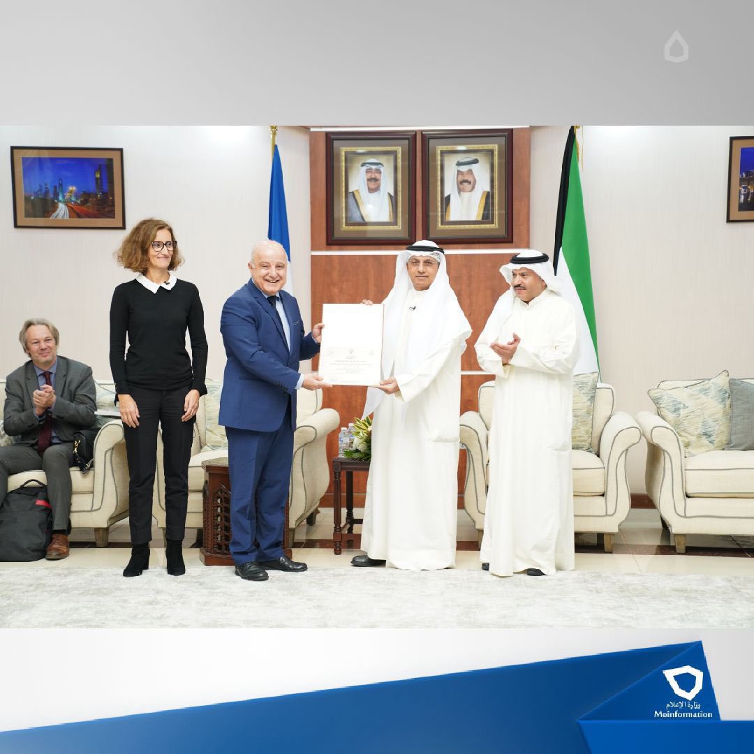 MOInformation's tweet photo. حفل تكريم متدربي وزارة الإعلام بالتعاون مع السفارة الفرنسية 
بحضور ممثل سعادة السفيرة الفرنسية لدى دولة الكويت فاني فونكيرن المستشار الأول وحضور وكيل قطاع الإعلام بالتكليف مازن الأنصاري ووكيل الإذاعة بالتكليف يوسف السريع

#الكويت
#وزارة_الإعلام_الكويت 
@FranceKoweit https://t.co/hzlzcNzUDz