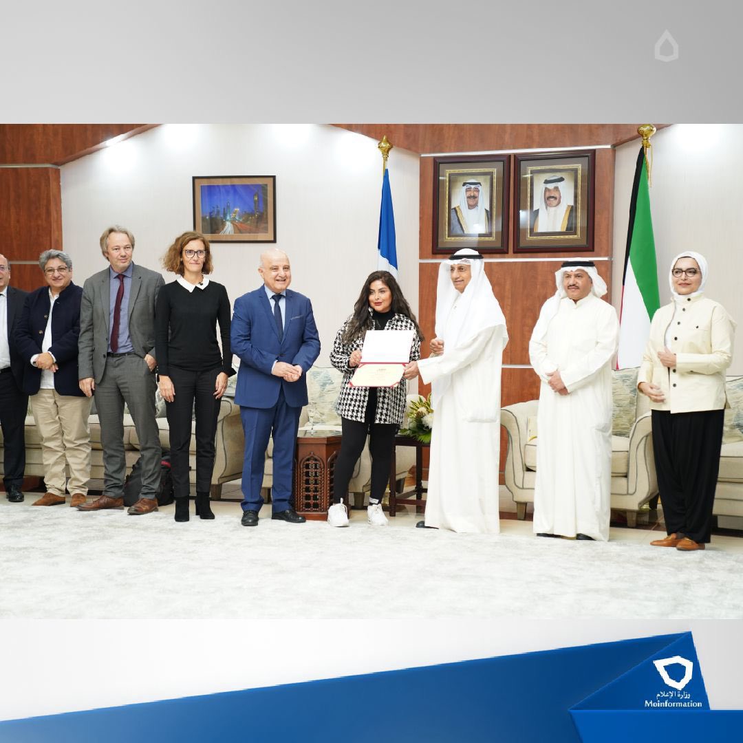 MOInformation's tweet photo. حفل تكريم متدربي وزارة الإعلام بالتعاون مع السفارة الفرنسية 
بحضور ممثل سعادة السفيرة الفرنسية لدى دولة الكويت فاني فونكيرن المستشار الأول وحضور وكيل قطاع الإعلام بالتكليف مازن الأنصاري ووكيل الإذاعة بالتكليف يوسف السريع

#الكويت
#وزارة_الإعلام_الكويت 
@FranceKoweit https://t.co/hzlzcNzUDz