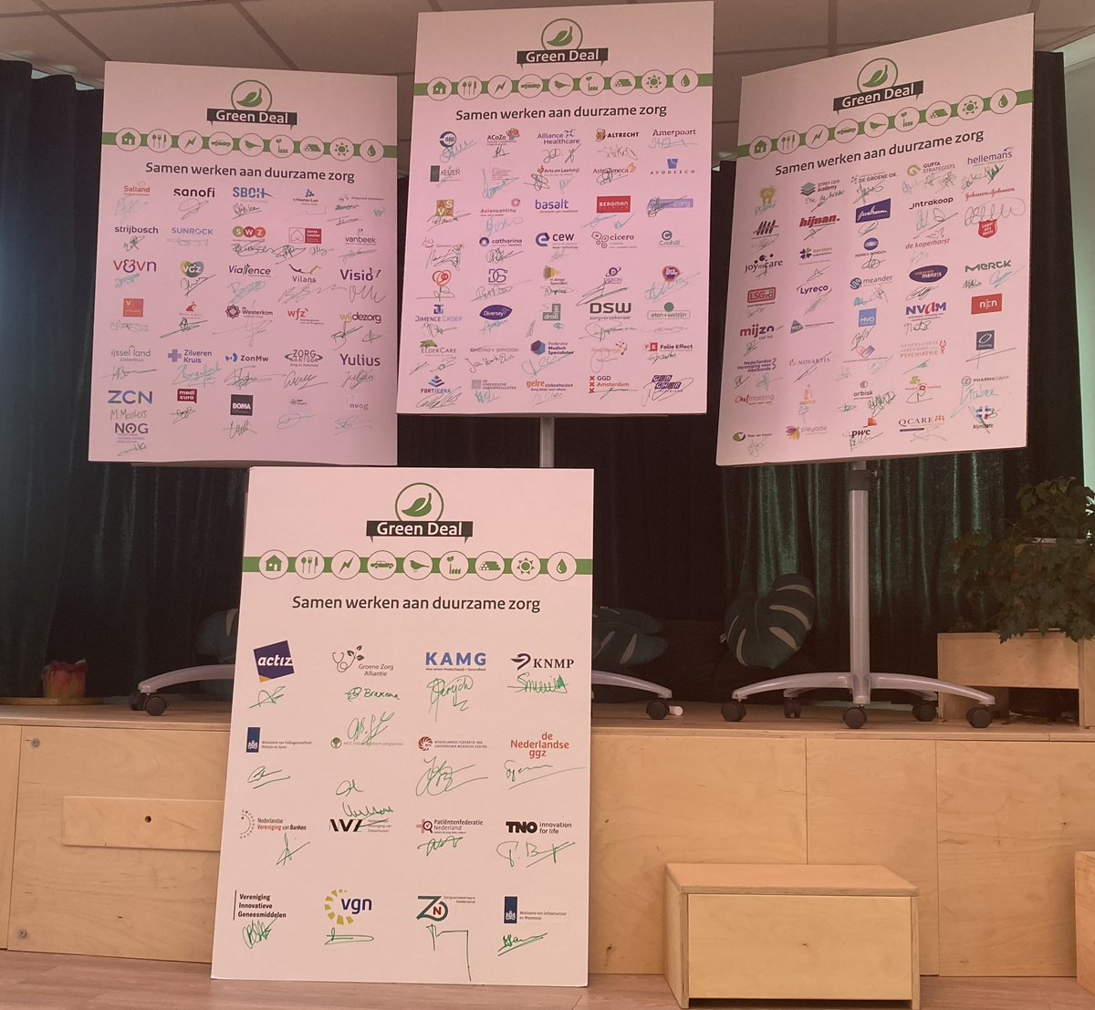 De 'Green Deal Samen werken aan duurzame zorg' is nog maar een maand oud en nu al door 150 organisaties getekend!🤝 Vandaag zeten ondertekenaars hun handtekening op het grote ondertekenbord. Samen werken we aan duurzame zorg💚 #greendealduurzamezorg #vergroendezorg