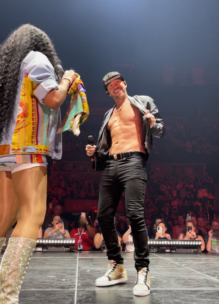 tnormandeau22's tweet photo. @JoannaRondo9 @24loves75 @SkipperChic @nkotbgal21 @lizheileman @stacie9853 @DonnieWahlberg @BuckeyeCuti @DW_bandw @jmfnkotb1 @Ddub_Heartgold @JEEPGRL732 @heatherleigh73 @alimshields Good morning, all! Yay for #ThirstyThursday! 👏 #heworksout #bigdonlovercominthru
Anyone else wake up and check to make sure that pic from yesterday wasn’t a fever dream?? 😆😆😆😆 https://t.co/Nj6nh0iIfr