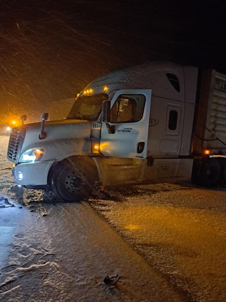 SnoqualmiePass's tweet photo. Westbound I-90 is closed near Cle Elum (MP 80) due to semi truck collisions at the summit. https://t.co/gq0o58wiBt
