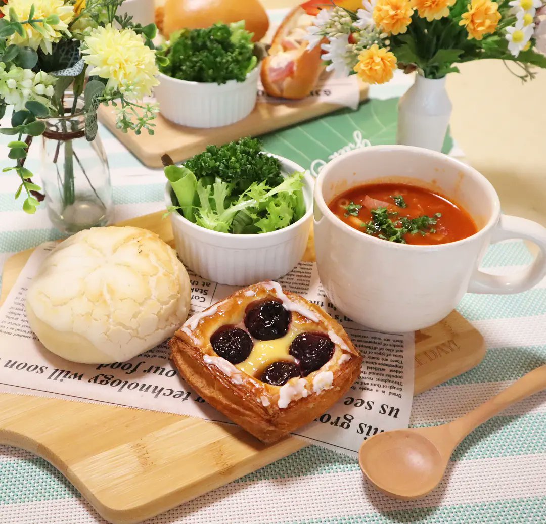 今日の朝ごはんは、パン屋さんで買ったパンとミネストローネスープで簡単モーニング☕😃🌄 ちょっと投稿が遅くなりました美味しく頂きました🍴🈵😆