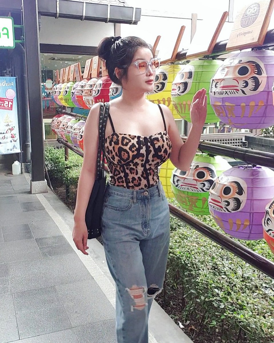 mizaako's tweet photo. มาชอปปิ้ง🇯🇵#แคปชั่นกวนตีน #แคปชั่นเด็ด https://t.co/85gxF6aBUF