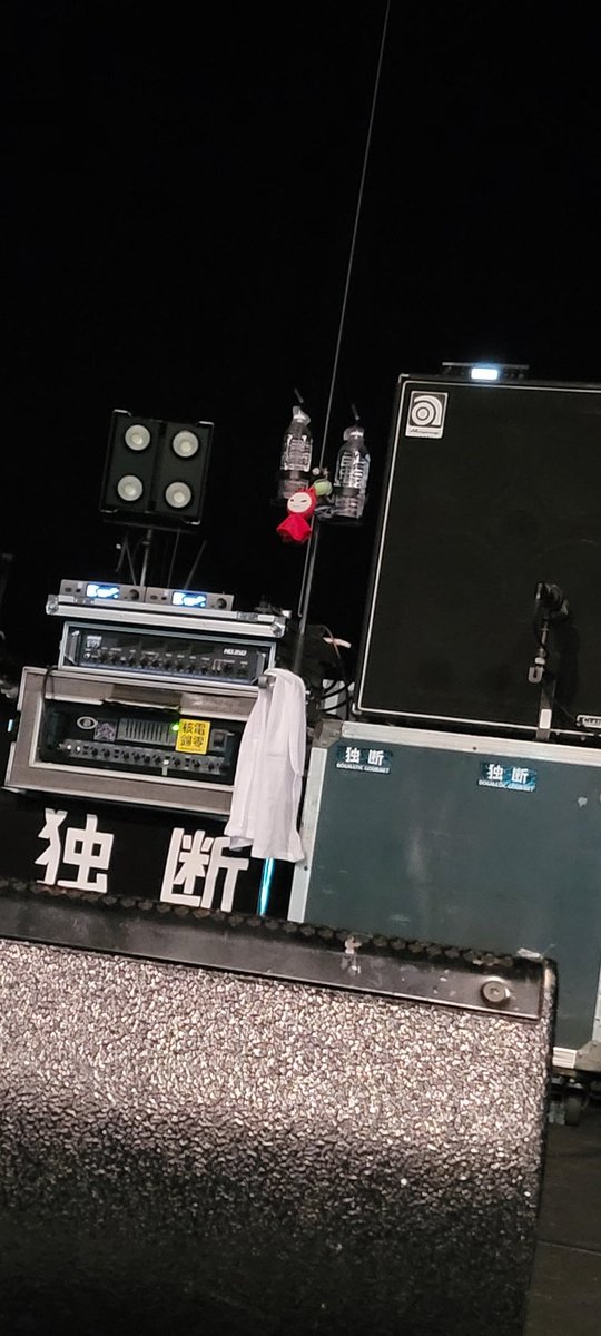 miyaringo77's tweet photo. 今まで何度も涙を飲んだ推しと推しのツーマンを見れる日がーっ
しかも最前で見れた幸せ
不整脈で健診引っかかってるのに、ずっとドキドキしまくってやばかった(笑)
あー、もう今日死んでも良いって思った😭
この日が来るの長かったなぁ。。
明日は普通の整番なので楽シム
 #SiM
 #10FEET
 #SiMTOUR22 https://t.co/mXb7DmVuhr
