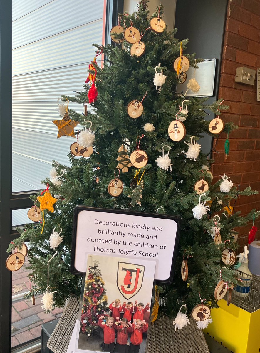 TJPrimary's tweet photo. Reception children had lots of fun making Christmas decorations for the B & Q Christmas tree.
Please pop in and take a look when you next go to the Maybird Centre. @MaybirdRetail @BandQ #TJReception
#stratforduponavon #maybirdstratforduponavon #bandqstratforduponavon https://t.co/Wlc5uhOStI