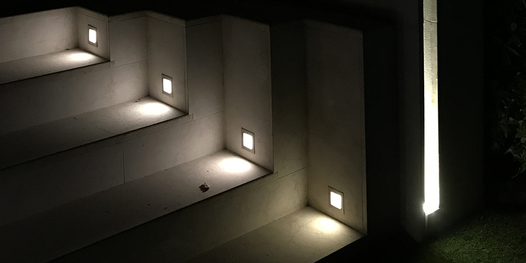 Eclairage d'un escalier extérieur
#domolighting #eclairageexterieur #outdoorlighting #lumiere #eclairage #lighting #escalierExterieur #outdoorStaircase #marchesExterieures #outdoorStairs