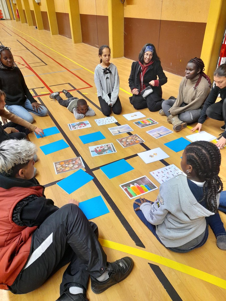 LeoBrioude's tweet photo. Samedi 3 décembre, les parents et leurs adolescents se sont initiés aux jeux collectifs : Escape game, jeux coopératifs…sur la thématique de la Santé et du Sport. Ces jeux, proposés par les anim. sportifs de l’Union Sportive LEO LAGRANGE ont été clôturés par un goûter convivial. https://t.co/KSUKXESHaI