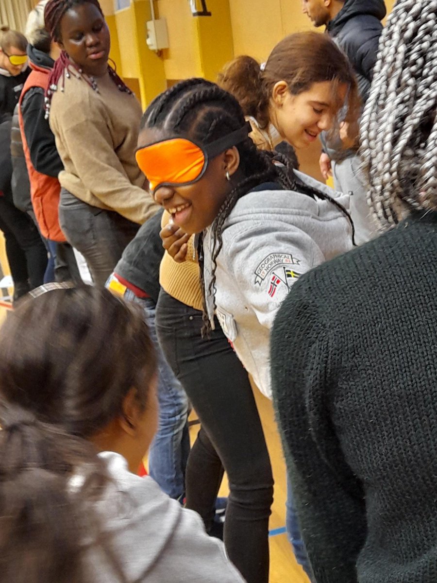 LeoBrioude's tweet photo. Samedi 3 décembre, les parents et leurs adolescents se sont initiés aux jeux collectifs : Escape game, jeux coopératifs…sur la thématique de la Santé et du Sport. Ces jeux, proposés par les anim. sportifs de l’Union Sportive LEO LAGRANGE ont été clôturés par un goûter convivial. https://t.co/KSUKXESHaI