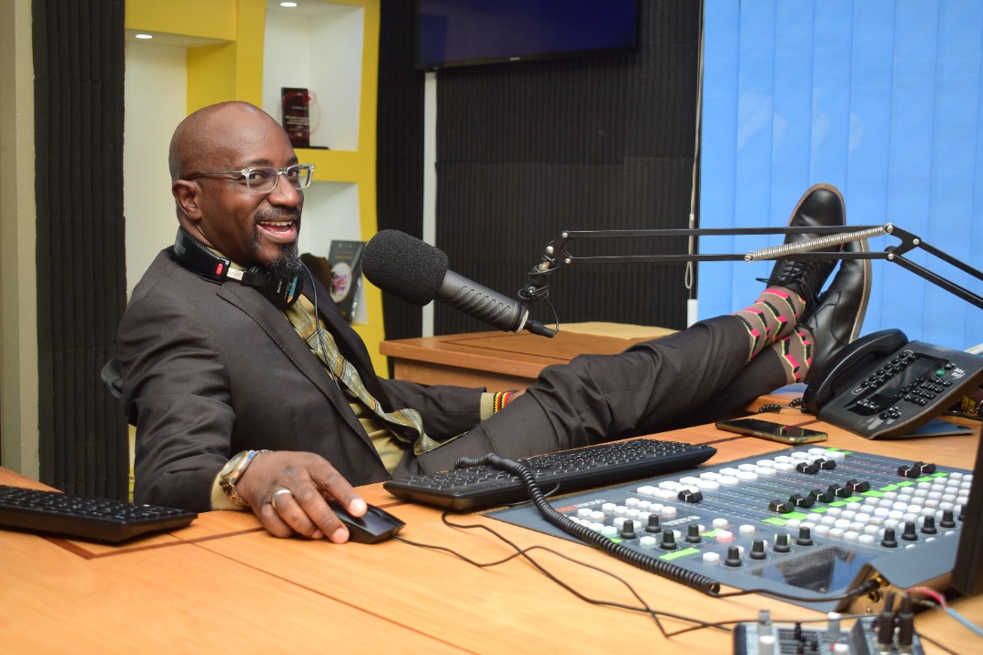 gaetanokagwa's tweet photo. Even my boss had to come into the @CapitalFMUganda studio to see for himself that I was actually wearing a suit to work. @Peter_Mungoma I deserve a raise for this. #GaetanoAndLucky
📸: @Brytcity https://t.co/Gb3BItIY0Z