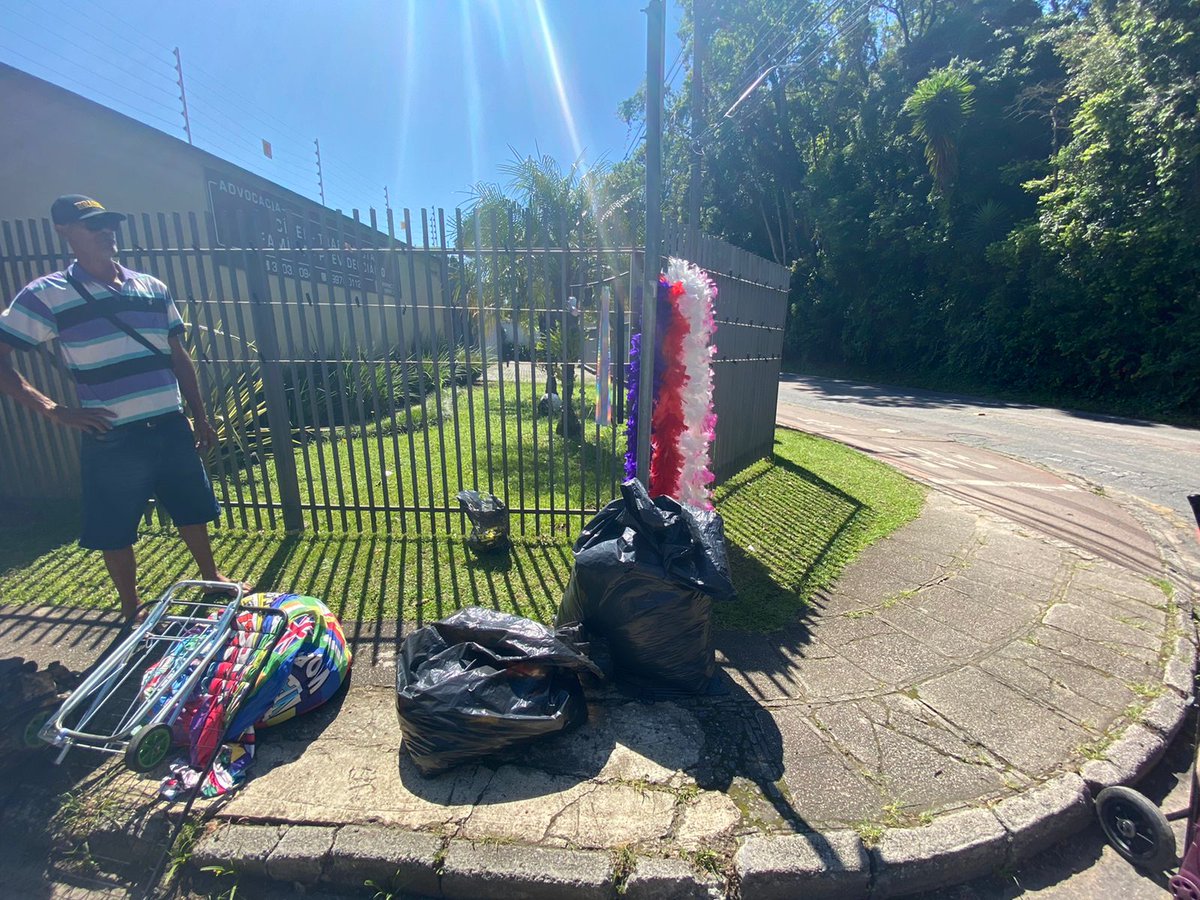 hphoficial's tweet photo. Já tem produtos não oficiais na fila!
Valores até agora:
Camiseta: 80
Plumas: 100
Faixa de cabeça: 20 https://t.co/VsiIJ9ve3e