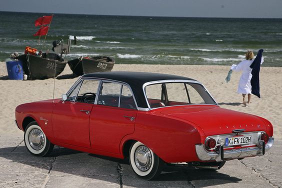 ¡Buenos días! Revisando mis archivos me encontré esta foto. Se trata de un automóvil alemán de una empresa norteamericana: Ford Taunus de alrededor de 1962. 60 años después, ¿qué les parece el coche? ¿Nos gusta?