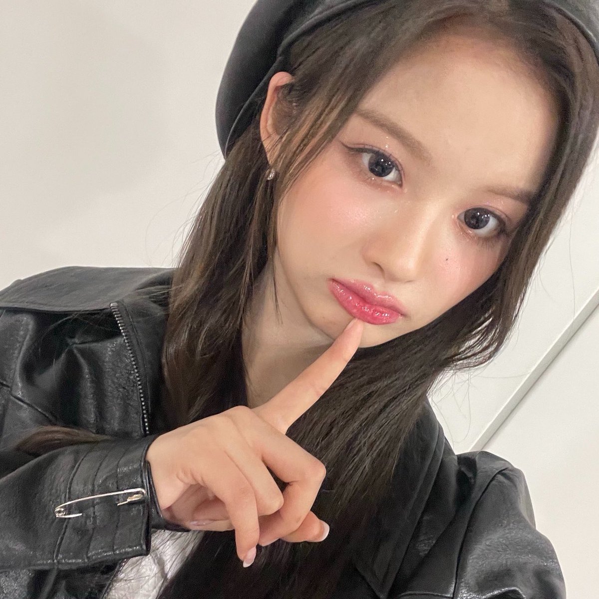 Wornbin's tweet photo. @Yhonjun @TheArtsyfuture @Hyepwon terakhir, semoga hari hari yg udah kita laluin tersimpan sebagai memori yg indah ya! kedepannya aku berharap semoga baik La Estrella maupun papi Edodi selalu memiliki hari yg baik meskipun kita udah gak satu atap lagi. La Estrella ❤️ papi Edodi forever. kembali ke kak maddie. 😣 https://t.co/pM7Q7kcBzA