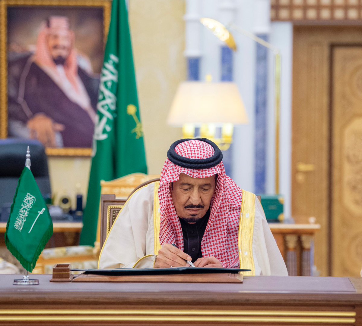 spagov's tweet photo. #خادم_الحرمين_الشريفين وفخامة رئيس جمهورية #الصين الشعبية يوقعان بحضور سمو #ولي_العهد اتفاقية الشراكة الإستراتيجية الشاملة بين المملكة والصين.
#الرئيس_الصيني_في_السعودية
#واس https://t.co/gyLkCC3xp2