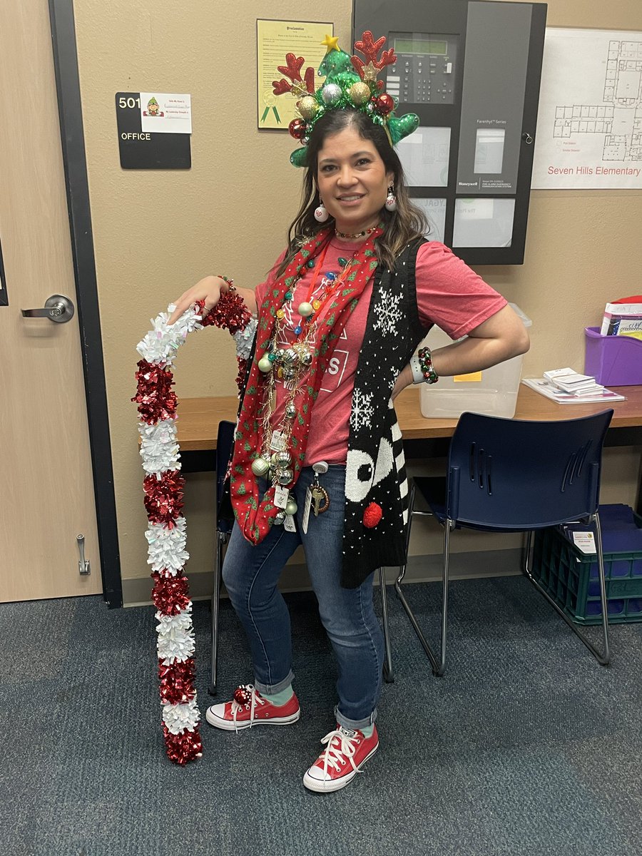 KAustinLeads's tweet photo. It is accessory day and our teachers understood the assignment! @7HillsBlackburn @7HillsNISD https://t.co/wSJPqY9eaN