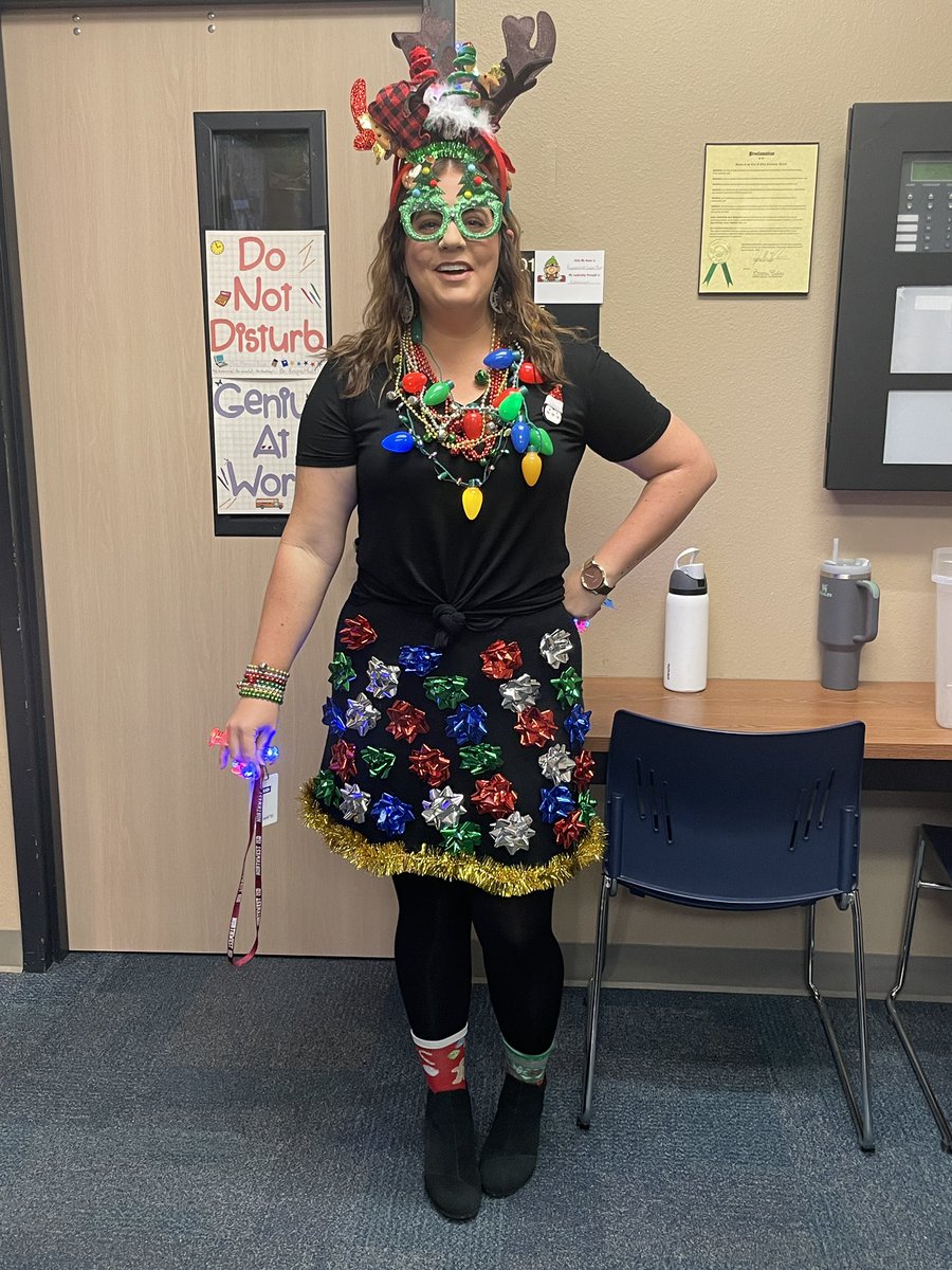 KAustinLeads's tweet photo. It is accessory day and our teachers understood the assignment! @7HillsBlackburn @7HillsNISD https://t.co/wSJPqY9eaN
