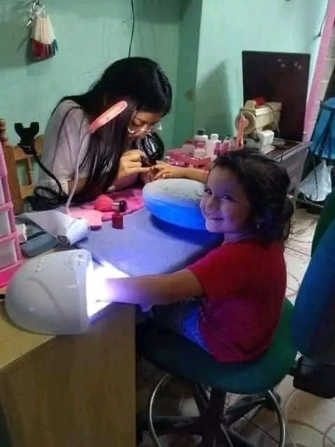 "el dinero no da felicidad"

Yo con dinero