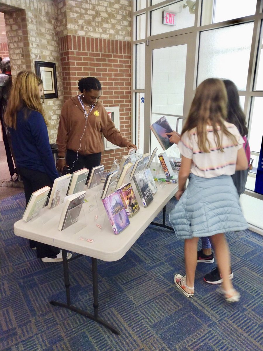 PaceWoodruffLib's tweet photo. As usual, we had lots of fun at our Holiday Book Bonanza in the middle school this morning, checking out “as many books as you can carry” for the winter break.  😁📚 https://t.co/c6AqftFk0e