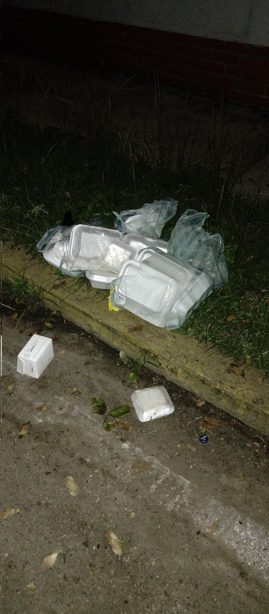 demartino_leo's tweet photo. CasonaCultural desastre, cada vez que hacen eventos pagamos las consecuencias de ruidos y ni hablar de las personas que montan tarima y sonido comen, orinan, defecan en la placita. Por favor @VillegasPoljak @MirandaGob y @minculturave tomen cartas en el asunto. @redlacarlota https://t.co/gAH4kxNAhT