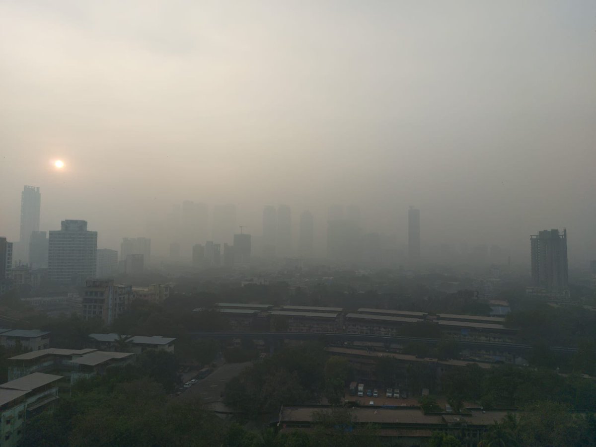 FTBL_BloodyHell's tweet image. #Sameplace #Sameview 3 months apart! 

#pollution index for #Mumbai is currently under the ‘very poor’ category at 331 AQI. #pollutioncontrol is a critical need of the hour. @MahaEnvCC @CMOMaharashtra @CPCB_OFFICIAL @mpcb_official