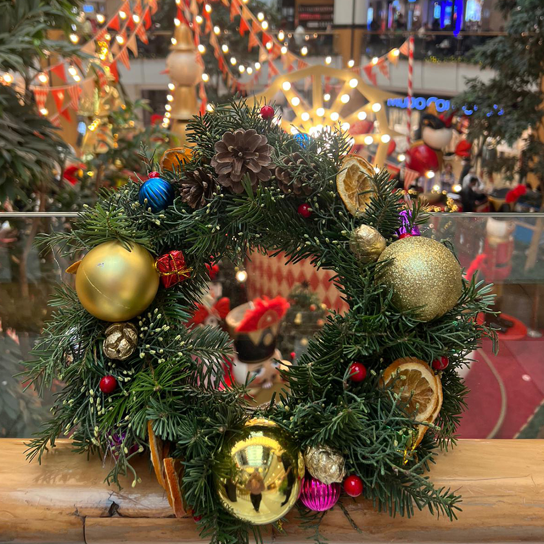 Yeni yıl, yine Capitol’de yaşanır! 🌟 Yılbaşı dekorumuzda fotoğraflar çekebilir, atölyelerimizde yeni yıla hazırlanabilirsiniz. Üstelik Capitol Ekspres her saat başında! Yeni yıl coşkusunu yaşadığımız anlarda kimler bizimle? 👀 #YeniYılCoşkusuCapitolde