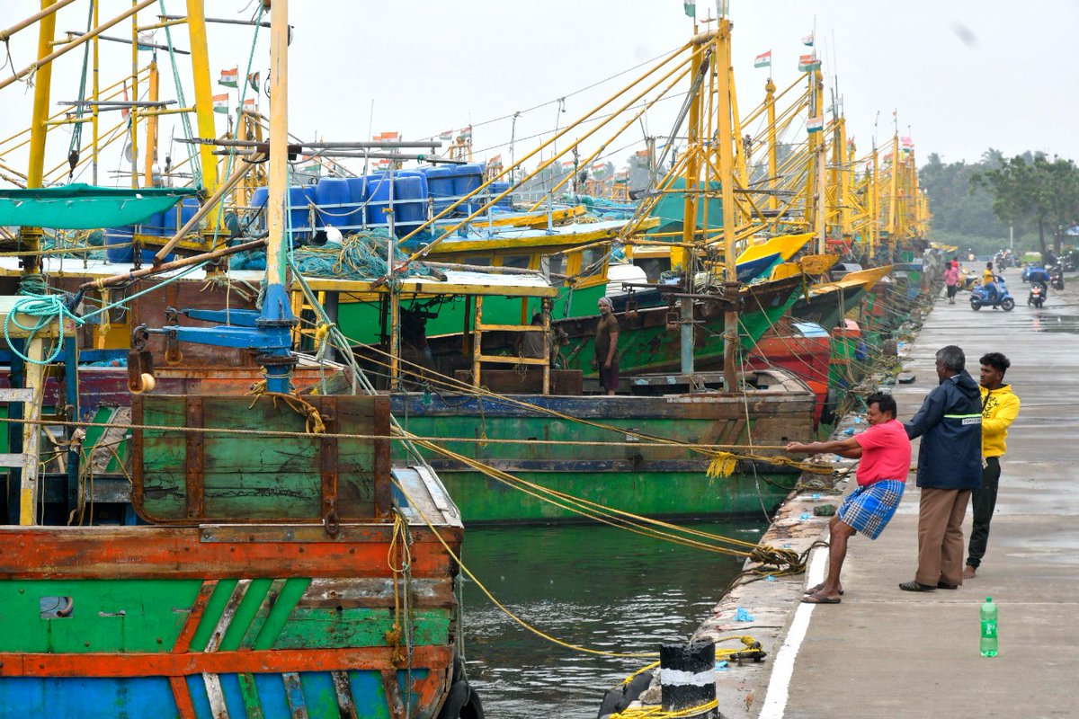 THChennai's tweet photo. Fishermen are seen tying their vessels at Thengaithittu fishing harbour as a precautionary measure in the wake of #CycloneMandous warning in #Puducherry on Thursday.

📸: S.S. Kumar / The Hindu https://t.co/phvkkxbWlm