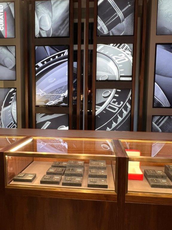 oakwoods_uk's tweet photo. We were delighted to be appointed to carry out our first refurbishment for Luxury Brand Watchfinder at Bicester Village. #shopfitting #oakwoods #watchfinder #designid #commercialinteriors #restaurantandbars #luxurybrand #bicester #bicestervillage #bespokejoinery #refurbishment https://t.co/01wngHJdJi