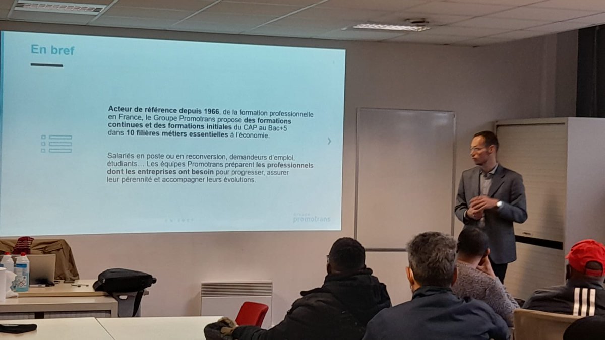 Lorylo_lartiste's tweet photo. Présentation en direct au @poleemploi_IDF de #lacourneuve de M. Alexandre Hugues chargé de recrutement chez #promotrans, venu dans le cadre de la semaine #transport et #logistique présenter les permis C/CE aux 22 demandeurs d'emploi présents ! 👏🏽 @Lorylo_lartiste #tousmobilisés https://t.co/PvnGX89fNg