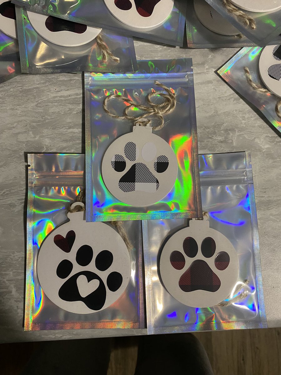 Kaitiescrafts's tweet photo. Handmade dog paw ornaments now available!😊🎄 #ChristmasTree #SmallBusiness #Halifax #Canada #business https://t.co/B5uUFAbRO5