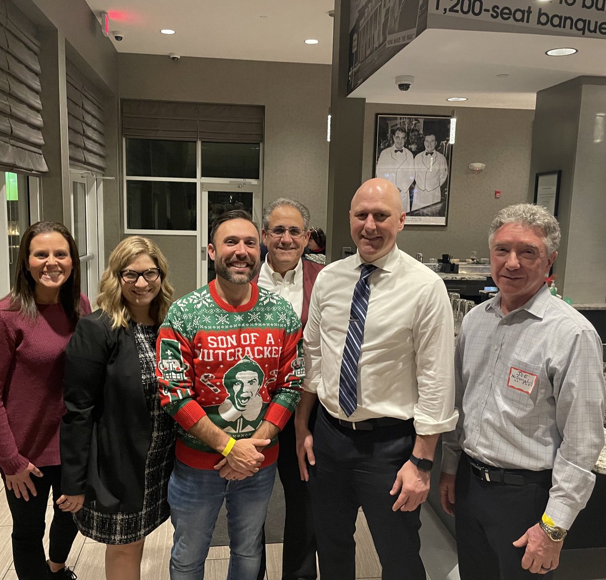 DelcoChamber's tweet photo. Sponsored by @saintjosephs Haub School of Business &amp; @barszgowie we had a blast celebrating the holidays with our @DelcoYPs at The Drexelbrook's Streetlight Kitchen &amp; Bar. https://t.co/hRsEsQTWFk