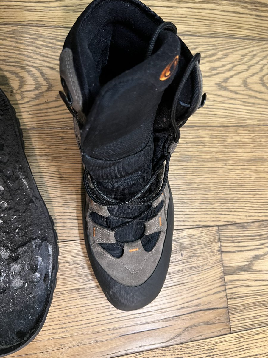 NotLechevalier's tweet photo. @SalomonSports is certainly the worse brand ever ! Do not have expect your shoes to last more than 2 years… they will vanish before… and Salomon will never admit is fault for wrong material #salomon #sport https://t.co/KtqLHsEn2U