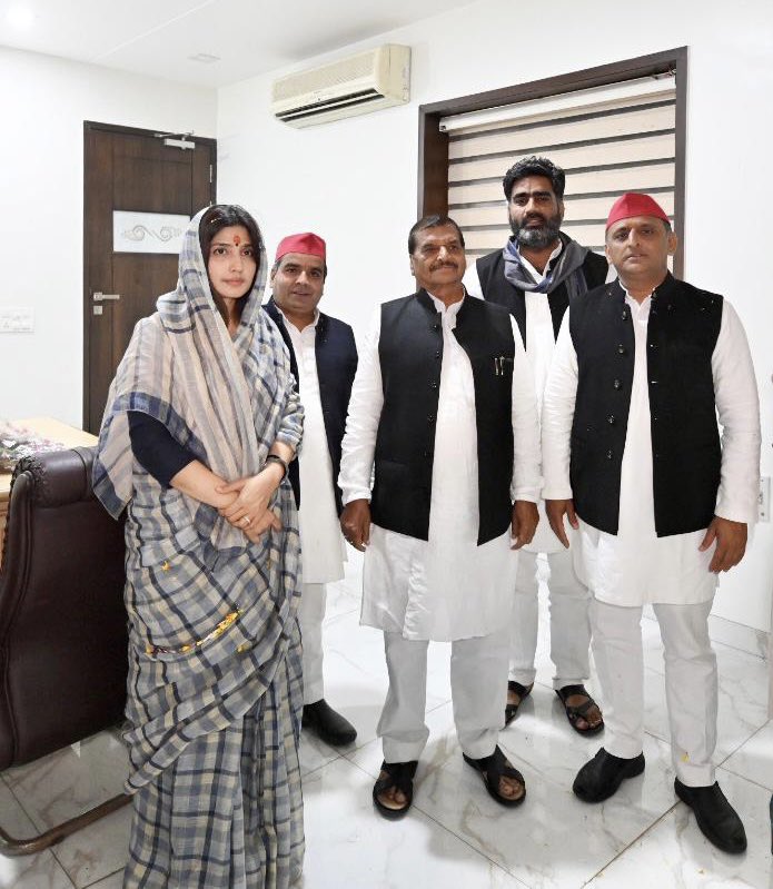 आज #सैफई में #आदरणीय_श्रीमती_डिम्पल_यादव_जी की जीत के उपरांत परिवार के साथ !