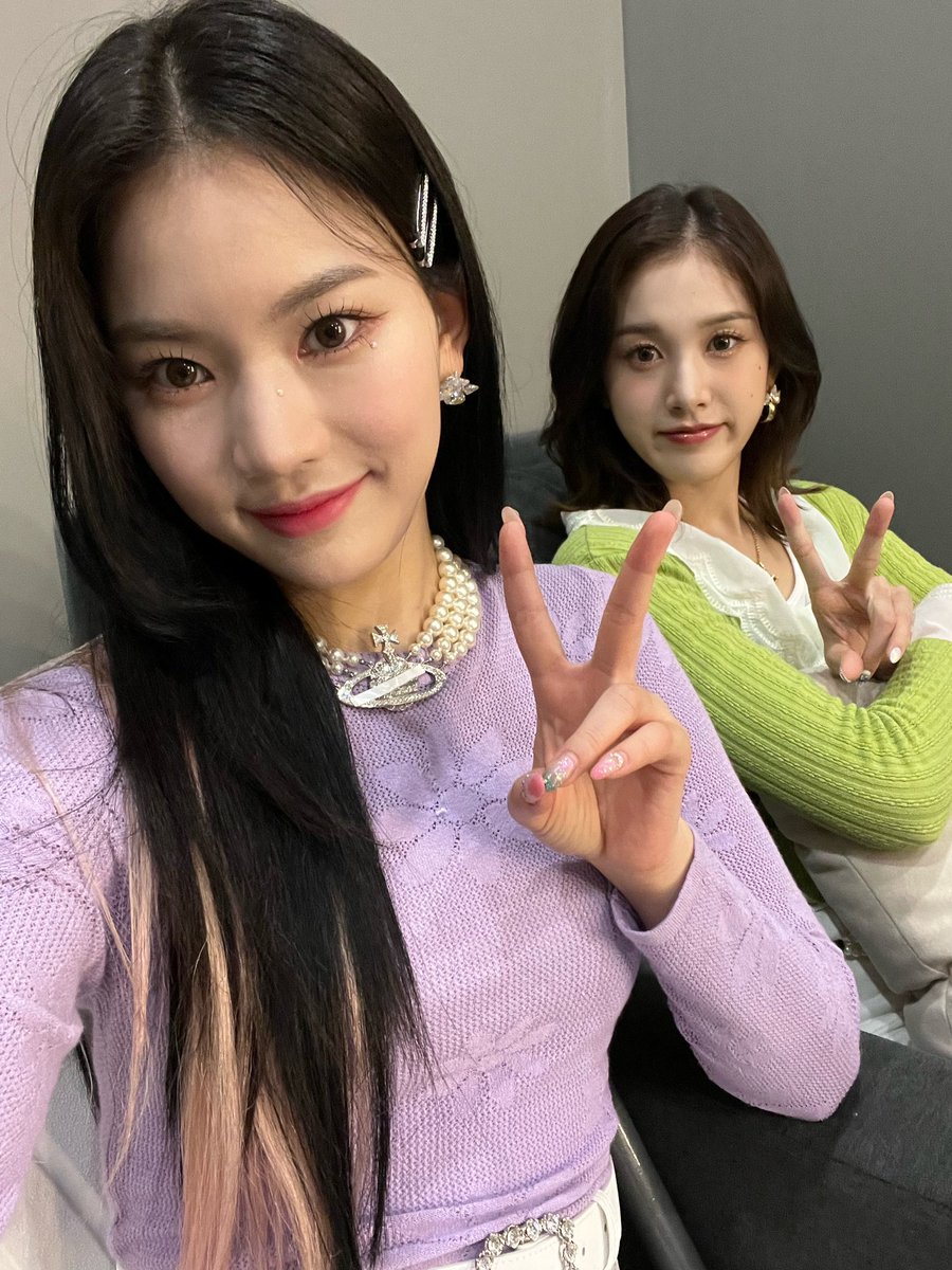 STAYCJFEED's tweet photo. 221209 Isa Weverse Update 

"Our mongmongie J, happy birthday💕💕 The third one is my picture along with J's hand✌️I love you lots and lots yeeun💋💋💋💋💋"(1/2)

#J #STAYC #ISA #재이 #스테이씨 #아이사 https://t.co/3zhQzju1z4