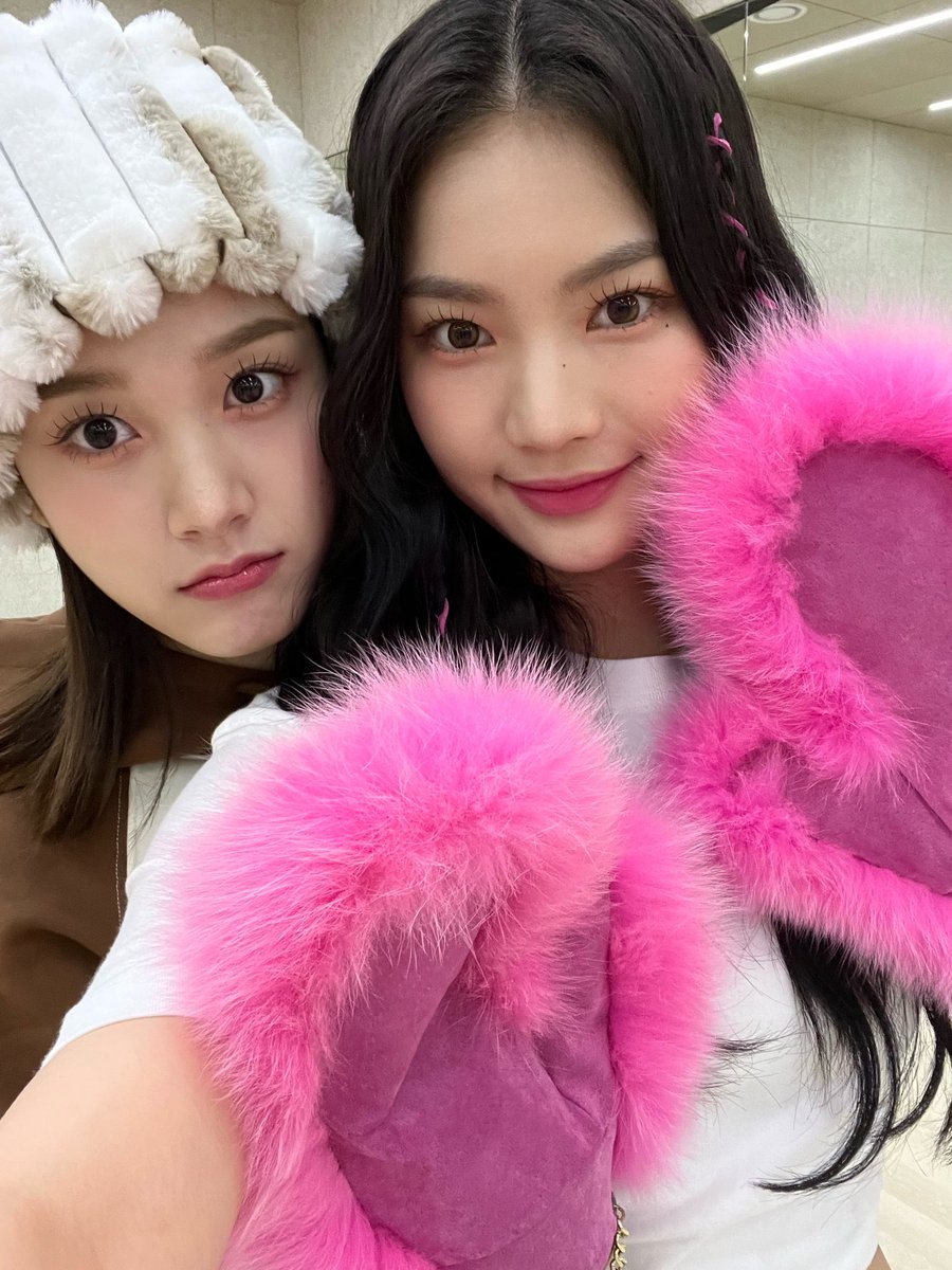 STAYCJFEED's tweet photo. 221209 Isa Weverse Update 

"Our mongmongie J, happy birthday💕💕 The third one is my picture along with J's hand✌️I love you lots and lots yeeun💋💋💋💋💋"(1/2)

#J #STAYC #ISA #재이 #스테이씨 #아이사 https://t.co/3zhQzju1z4