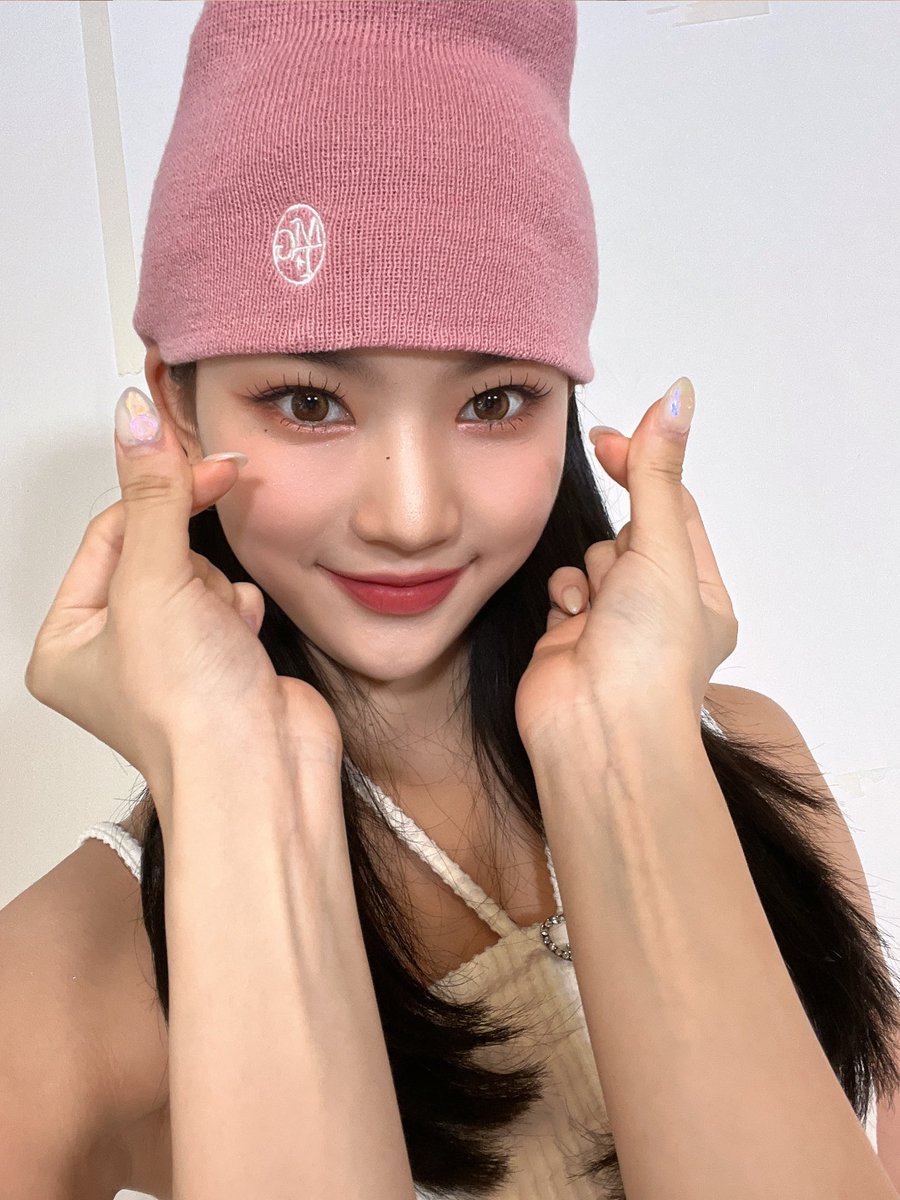 STAYCJFEED's tweet photo. 221209 Isa Weverse Update 

"Our mongmongie J, happy birthday💕💕 The third one is my picture along with J's hand✌️I love you lots and lots yeeun💋💋💋💋💋"(1/2)

#J #STAYC #ISA #재이 #스테이씨 #아이사 https://t.co/3zhQzju1z4