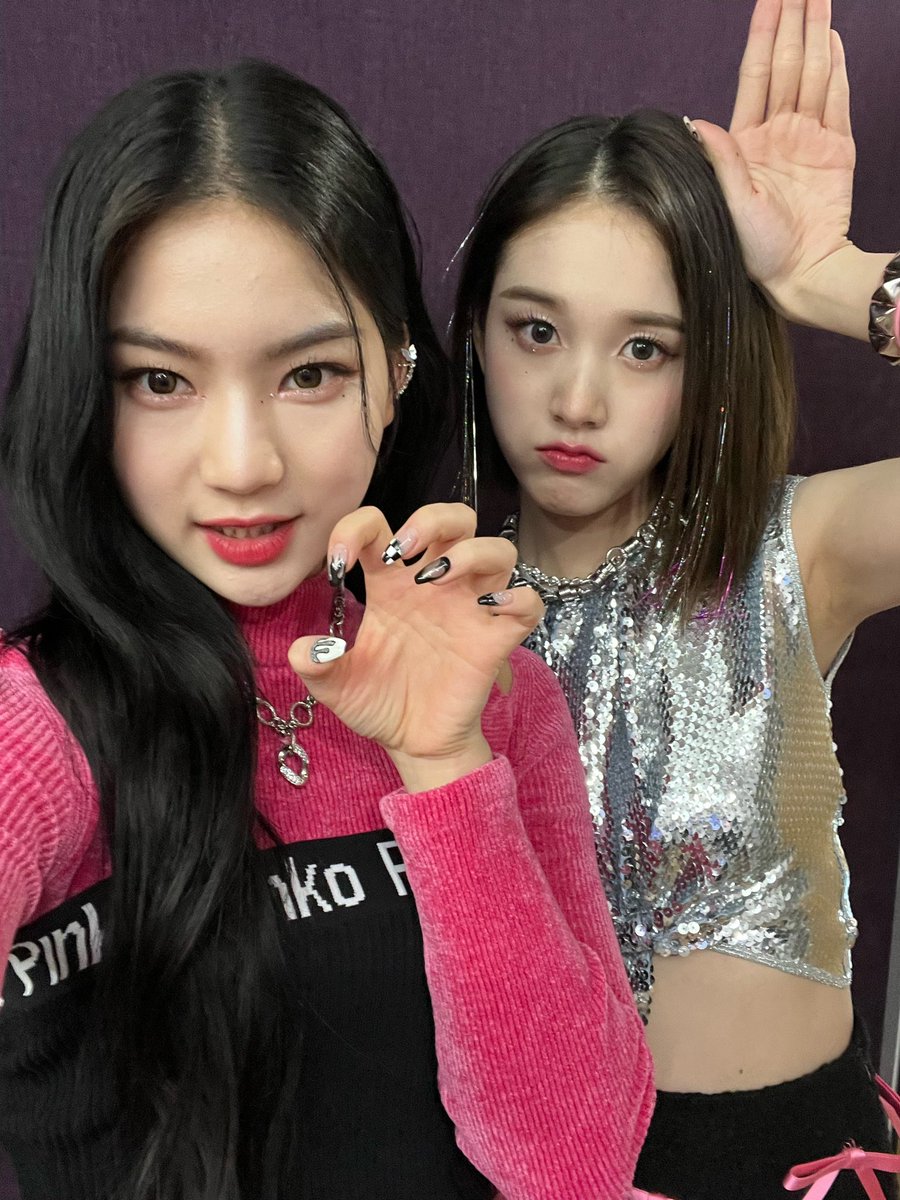 STAYCJFEED's tweet photo. 221209 Isa Weverse Update 

"Our mongmongie J, happy birthday💕💕 The third one is my picture along with J's hand✌️I love you lots and lots yeeun💋💋💋💋💋"(1/2)

#J #STAYC #ISA #재이 #스테이씨 #아이사 https://t.co/3zhQzju1z4