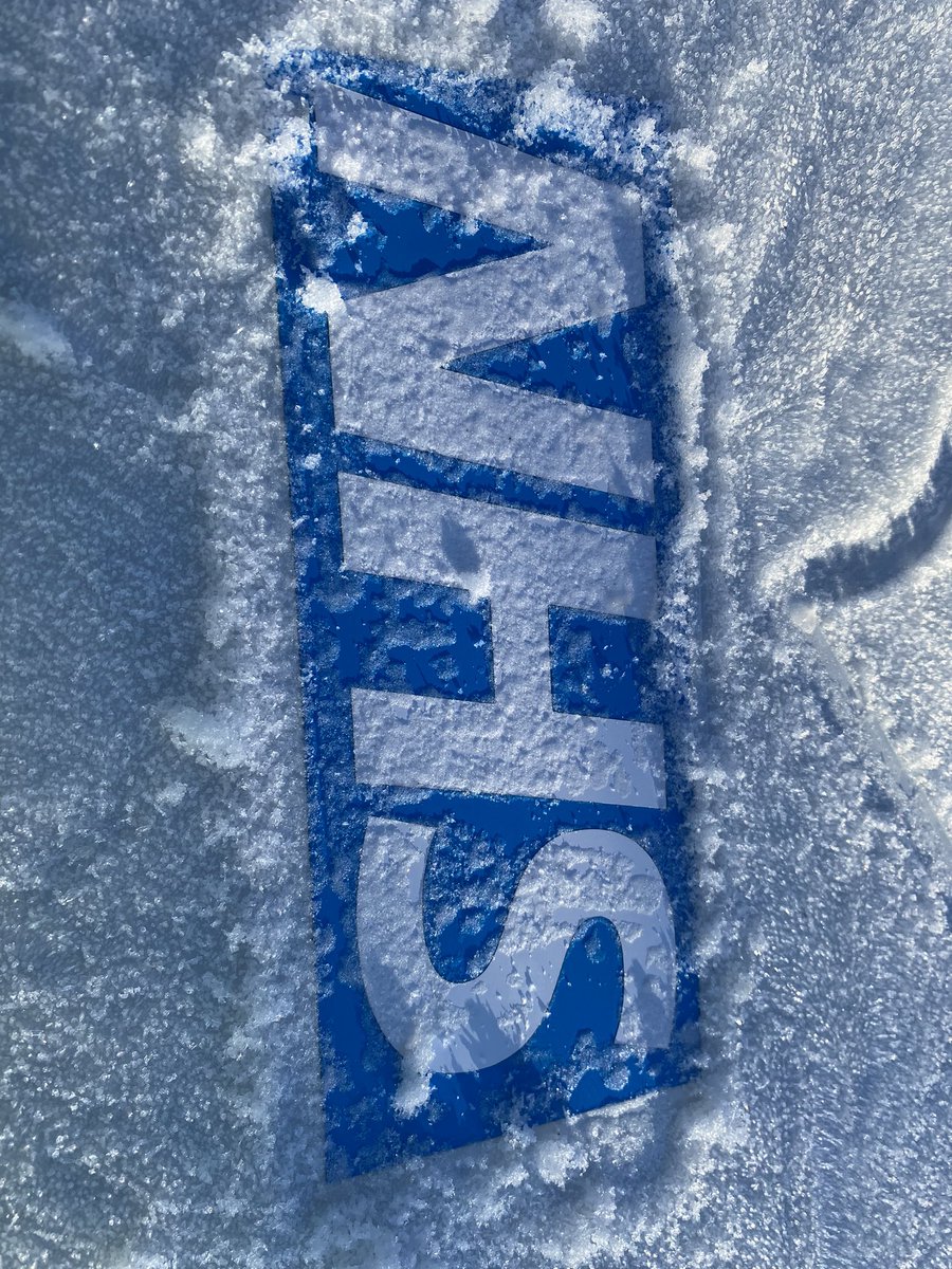 Snow a little love to your local Ambulance crews today 😊👋 #scas999 #teamgreen
