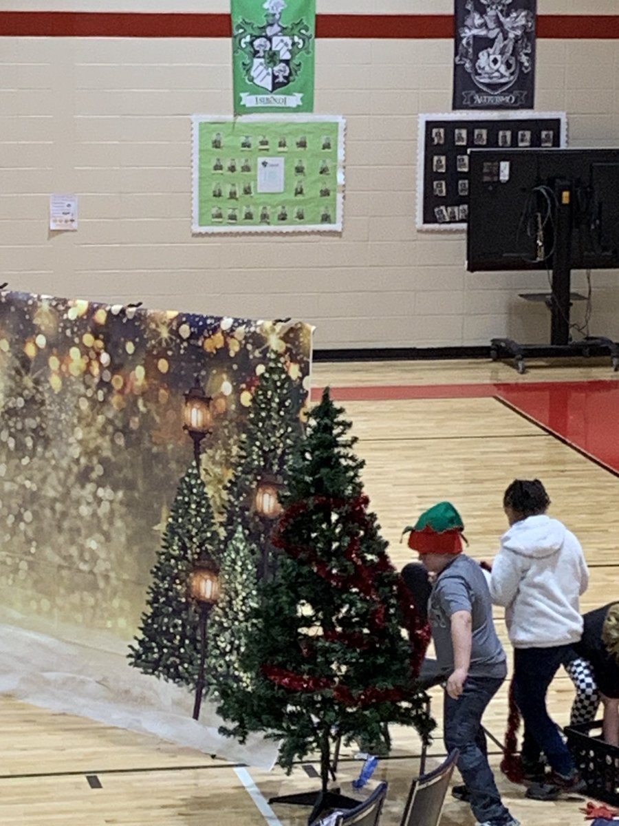 jdriceart's tweet photo. Need to get in the holiday spirit?  2nd graders are ready to perform for you tonight!! #crefamily #wearebranson #piratesintraining #trainthemupright https://t.co/D8WJ9H0y3m