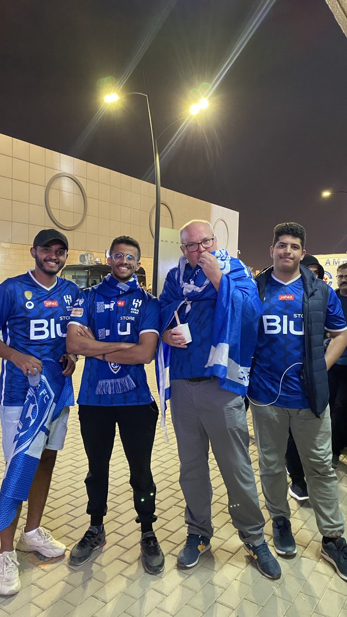 📸 مشجع بريطاني هلالي خلال حضوره مواجهة نيوكاسل 💙